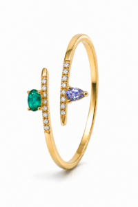 Anillo de compromiso de oro amarillo de 18 quilates con esmeralda y tanzanita naturales y diamantes talla brillante de 0,12 ct