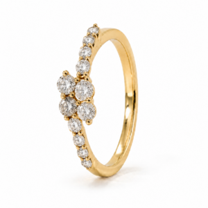 Anillo de compromiso de oro amarillo de 18 quilates con diamantes naturales talla brillante de 0,59 ct
